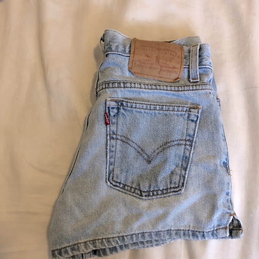 vintage levi shorts with butt rip 💞